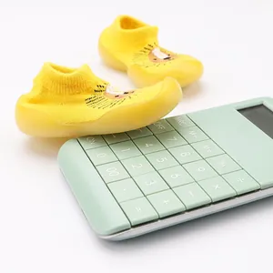 Close-up van gele cartoon leeuw baby loopschoenen met antislip rubberen zolen