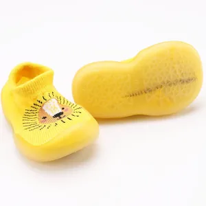 Zachte gele baby sokschoenen met leeuwengezicht en antislip rubberen zool voor peuters