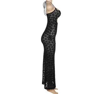 Seitenansicht des sexy schwarzen Halter-Maxikleids aus Mesh mit Blumenmuster