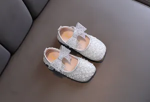 Draufsicht auf silberne Glitzer-Mary-Janes für Mädchen mit einem Schleifen-Detail