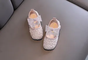Detailansicht von rosa Prinzessinnenschuhen für Mädchen mit Glitzersteinen und Schleife