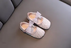 Nahaufnahme von rosa funkelnden Prinzessinnenschuhen für Mädchen mit Strassschleife