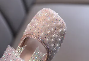 Nahaufnahme der Schuhspitze für Mädchen mit künstlichen Perlen und glitzernden Strasssteinen