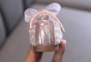 Detailansicht der Ferse von rosa glitzernden Prinzessinnenschuhen mit Pailletten für Mädchen