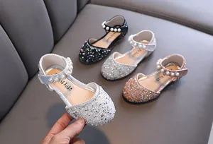 Vue détaillée de chaussures de princesse pailletées pour filles avec perles et strass
