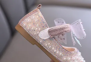 Detailansicht von Mädchen Prinzessin Schuhen mit Perlen, Strasssteinen und Spitzen-Schleife