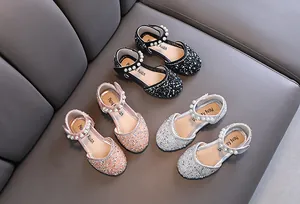 Détail de chaussures de princesse étincelantes pour filles avec strass et perles.