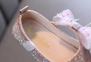 Detailansicht der Strass-Schleife und Innensohle bei Mädchen Prinzessinnen-Tanzschuhen.