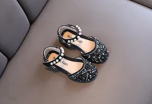 Vue détaillée de chaussures de princesse noires pour filles avec strass et perles