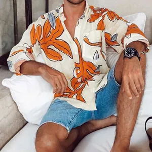 Detailansicht eines modischen Herren-Strandhemds mit leuchtend orangefarbenem Blattmuster