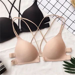 Dettaglio di reggiseni senza ferretto con chiusura frontale e spalline incrociate