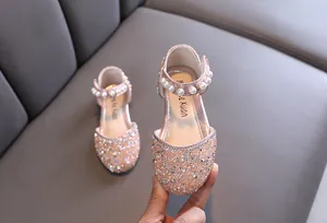 Vue détaillée des chaussures de princesse roses pailletées pour filles avec perles