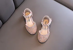 Gros plan sur des chaussures de princesse rose pailletées pour fille avec perles