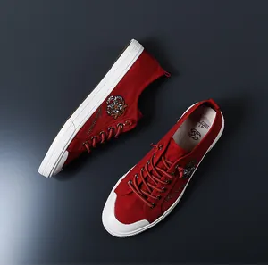 Vue détaillée de baskets en toile rouge pour homme avec broderie tigre élégante