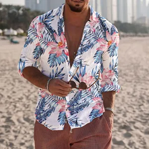 Detailansicht eines Herren-Langarmshirts mit tropischem Blumenmuster am Sonnenstrand