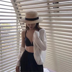 Dettaglio di una donna che indossa un reggiseno nero senza ferretto con chiusura frontale