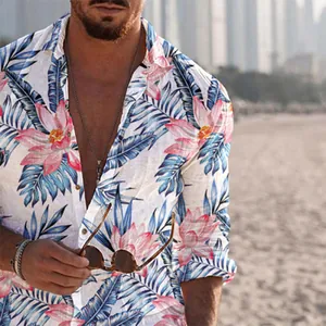 Detail eines Herren-Langarmshirts mit tropischem Blumendruck in Rosa und Blau