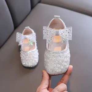 Funkelnde weiße Prinzessinnenschuhe für Mädchen mit Strasssteinen, Perlen und Schleife