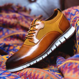 Detail eines braunen Leder- und gelben Fly-Woven-Freizeitschuhs für Herren mit EVA-Sohle
