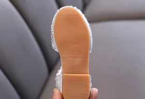 Vue détaillée de la semelle antidérapante des chaussures de princesse à strass
