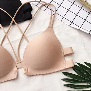 Dettaglio di un reggiseno nude senza ferretto con chiusura frontale e spalline sottili.