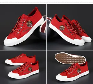 Vue détaillée de chaussures en toile rouge pour homme avec broderie tigre et semelle.