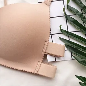 Dettaglio reggiseno beige senza cuciture con bordo smerlato e tessuto morbido