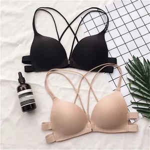 Vista dettagliata di reggiseni senza cuciture con chiusura frontale e sottili spalline incrociate