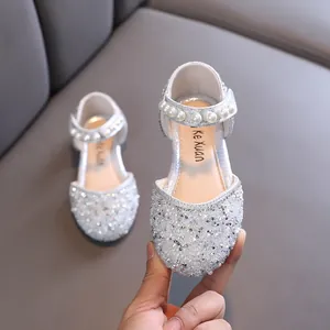 Chaussures de princesse argentées à paillettes pour filles avec bride perlée élégante