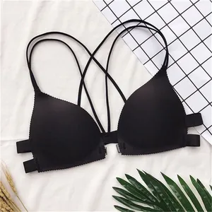 Dettaglio che mostra un reggiseno nero senza ferretto con fibbia frontale e lacci