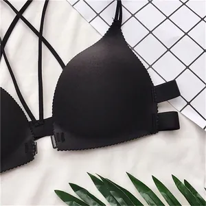 Dettaglio ravvicinato di un reggiseno nero senza ferretto con chiusura anteriore.