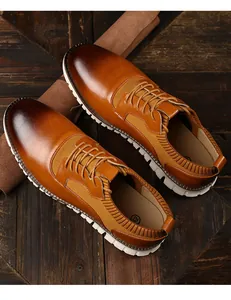 Detailansicht der braunen Herren-Freizeitschuhe aus Leder und Strick mit Profilsohle