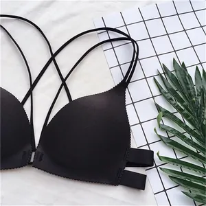 Primo piano di un reggiseno nero senza ferretto con chiusura frontale e bordi smerlati