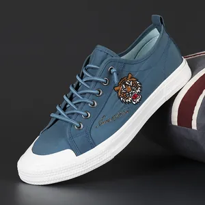 Baskets en toile bleue respirante pour hommes avec broderie de tête de tigre et semelle souple