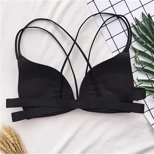 Vista posteriore dettagliata di un reggiseno nero senza ferretto con spalline sottili