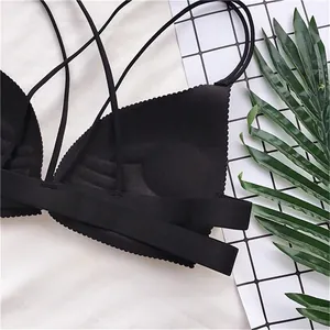 Dettaglio dell'imbottitura push-up a forma di palmo in un bralette nero senza ferretto