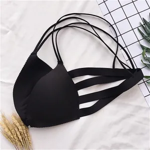 Dettaglio del reggiseno nero senza ferretto con spalline sottili e fibbia frontale.