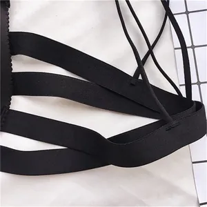 Primo piano delle spalline elastiche nere su un bralette minimalista senza ferretto