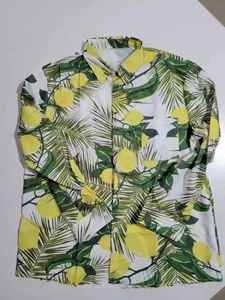 Herren Langarmshirt mit tropischem Zitronen- und Palmenblatt-Print in flacher Ansicht