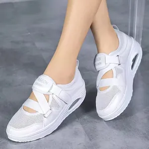 Gros plan de baskets à coussin d'air blanches respirantes avec velcro pour femmes.