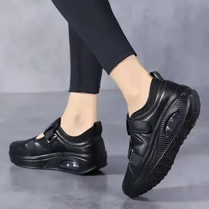 Gros plan sur la semelle à coussin d'air noire et le velcro d'une chaussure de marche pour femme.