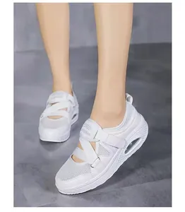 Détail de baskets en mesh blanc respirant avec semelle à coussin d'air et velcro