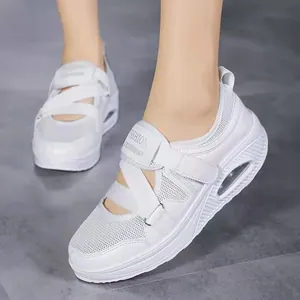 Détail de baskets en maille respirante blanche avec coussin d'air et bandes velcro