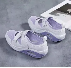 Gros plan de baskets en mesh blanc et violet avec semelle à coussin d'air et velcro