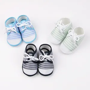 Drie paar gestreepte baby-wandelschoenen met zachte zool in blauw, groen en grijs