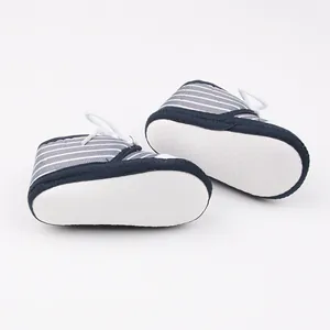 Detail van gestreepte babyloopschoenen met witte antislip zachte zolen