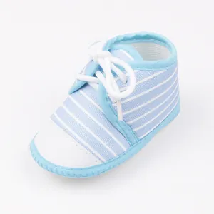 Gedetailleerde weergave van blauw-wit gestreepte baby-wandelschoen met zachte zool voor baby's