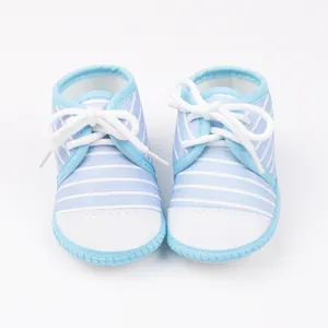 Gedetailleerde weergave van blauw-wit gestreepte baby-loopschoenen met zachte zool.
