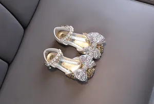 Elegantes zapatos plateados para niña con lazo de cristal y finos detalles de perlas