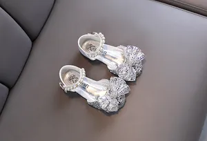 Zapatos de princesa plateados para niñas con lazo grande y elegantes correas de perlas